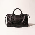 Sac VERSO en cuir noir froissé, vue de face, debout