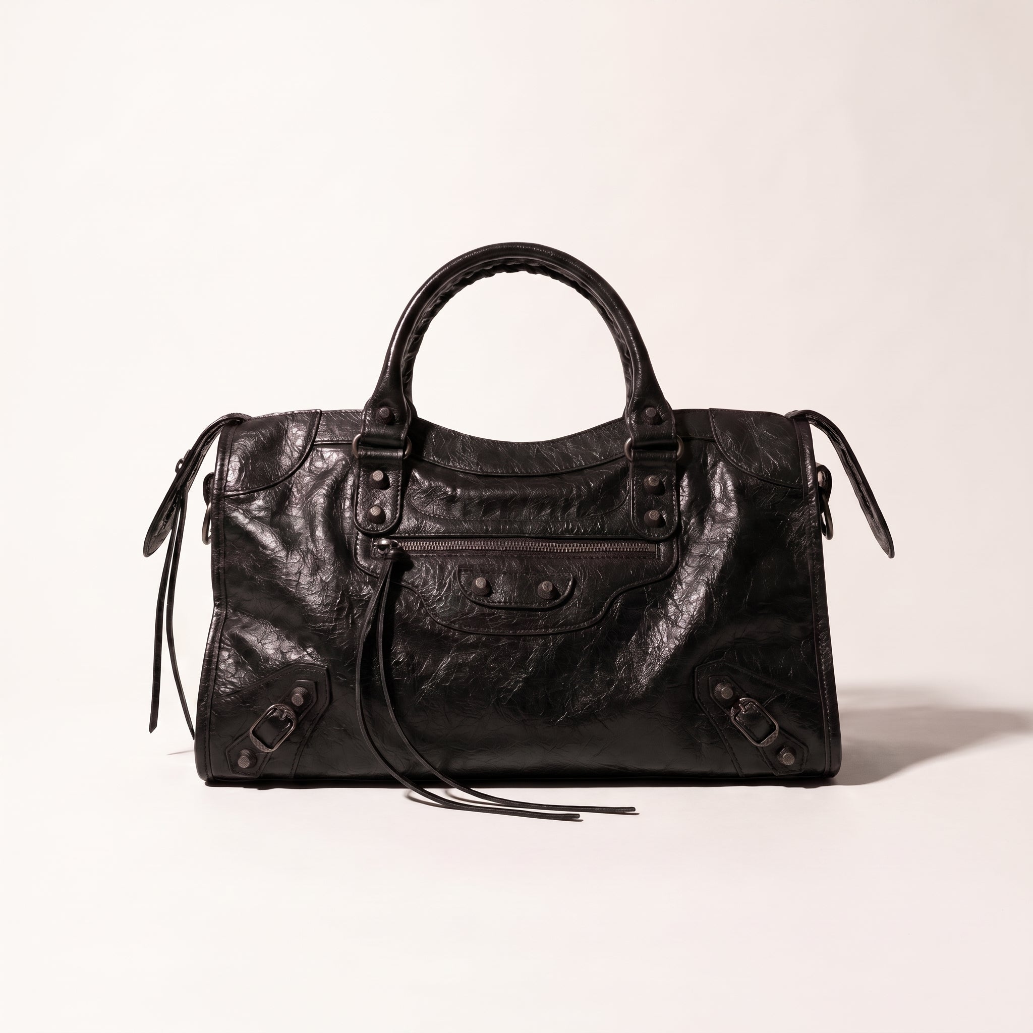 Sac VERSO en cuir noir froissé, vue de face, debout